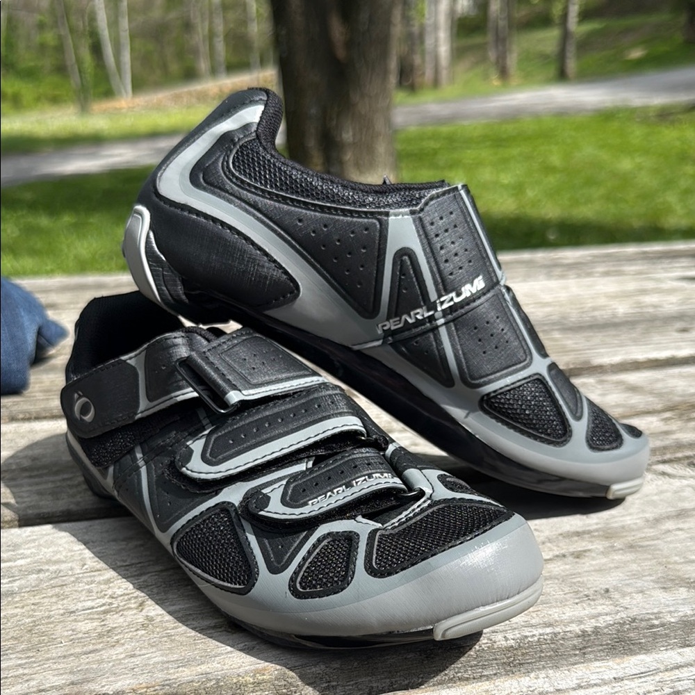 Pearl Izumi Black and Gray Athletic Cycling Shoes with Velcro Straps